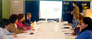 Apoderados de Longaví participan de taller de educación en medios